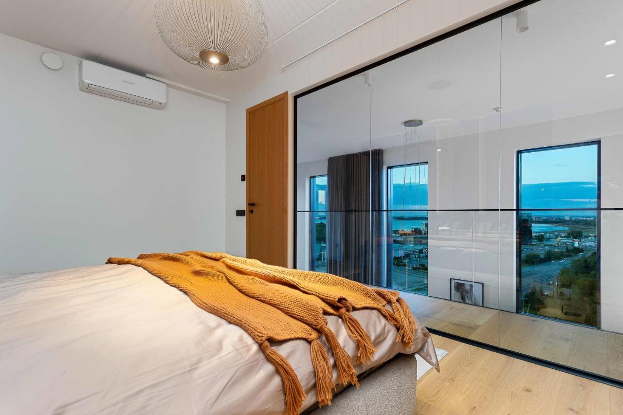Huoneisto Elegant Seaview Penthouse 3br Ensuite Luxury Retreat With Sauna And Free Parking *