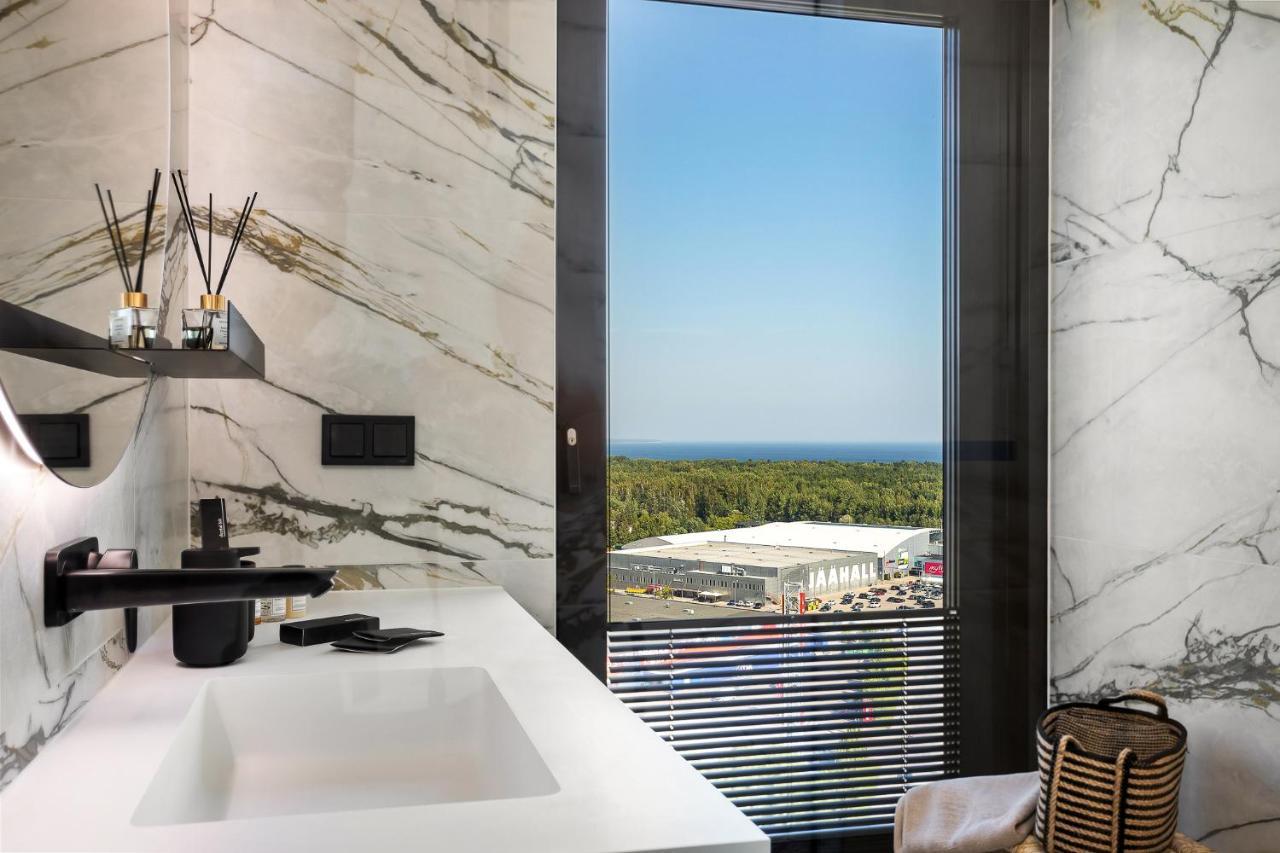 Elegant Seaview Penthouse 3br Ensuite Luxury Retreat With Sauna And Free Parking Huoneisto