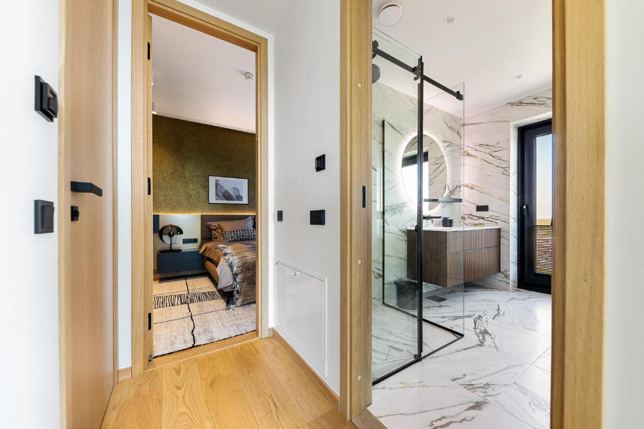 Elegant Seaview Penthouse 3br Ensuite Luxury Retreat With Sauna And Free Parking Huoneisto *