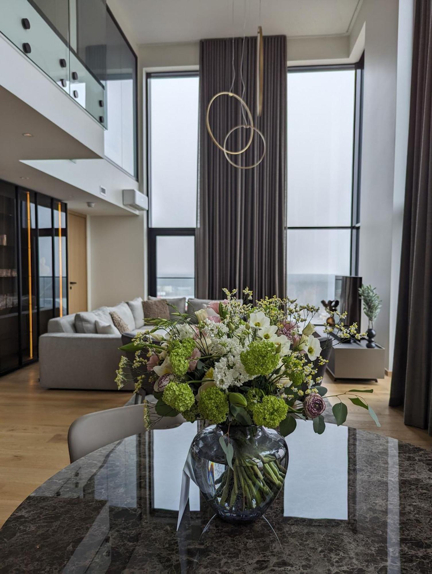 Elegant Seaview Penthouse 3br Ensuite Luxury Retreat With Sauna And Free Parking *